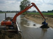 Hitachi ZX350LC-3 bij van Dijke Maritime